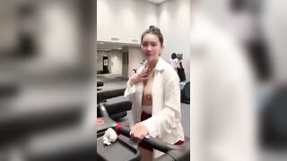 Gái dâm vú to khoe hàng trong phòng gym dâm đãng kích thích