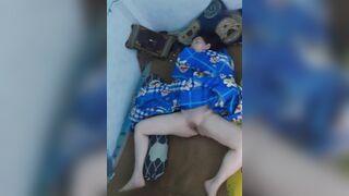 Chị hàng xóm ngủ say kiểu này thì phải làm sao