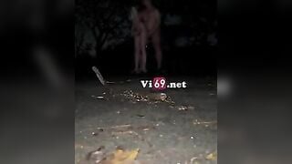 Đi ở đường núi, anh ny bất ngờ dừng xe bắt em gái lột đồ bú cu cho địt giữa đường