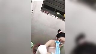 Quay lén em vợ ngọt nước đang tắm
