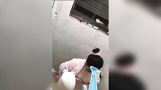 Quay lén em vợ ngọt nước đang tắm