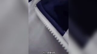 Dẫn con bạn thân vào trong nhà vệ sinh bóp vú to chơi