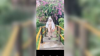 Public cùng em mie ở quán nước