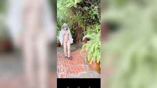 Public cùng em mie ở quán nước