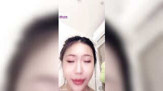 Cô ấy nói cô ấy không phải đẹp nhất nhưng là phiên bản duy nhất trong cuộc sống này