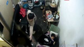 Hack Camera hai vợ chồng tranh thủ lúc con ngủ địt nhau luôn trong nhà bếp