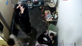 Hack Camera hai vợ chồng tranh thủ lúc con ngủ địt nhau luôn trong nhà bếp