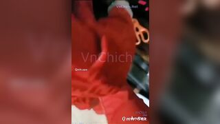 Vợ nấu mì tôm cho ăn lúc vừa đi làm về chồng nứng buồi địt tung lồn con vợ ngay tại b