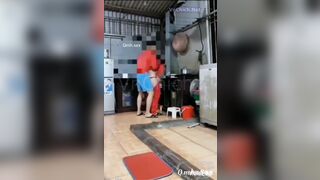 Vợ nấu mì tôm cho ăn lúc vừa đi làm về chồng nứng buồi địt tung lồn con vợ ngay tại b