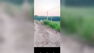 Public ngoài rẫy cùng em ghệ dâm