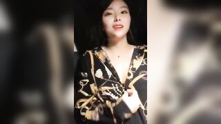 Gái dâm khoe vú to lồn múp dâm đãng trêm ô tô dâm đãng