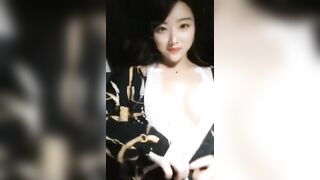 Gái dâm khoe vú to lồn múp dâm đãng trêm ô tô dâm đãng