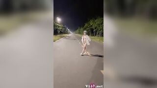 Thua kèo thử thách, em gái 2k8 phải quay phim lột đồ đi về