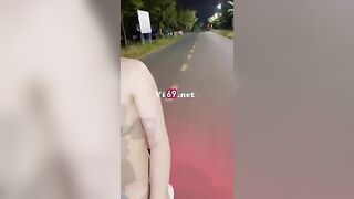 Thua kèo thử thách, em gái 2k8 phải quay phim lột đồ đi về