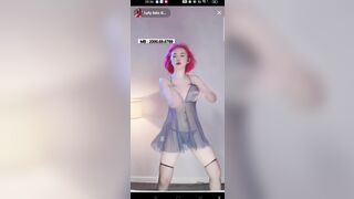Em gái mặc bikini nhảy TikTok hấp dẫn