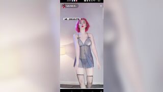 Em gái mặc bikini nhảy TikTok hấp dẫn