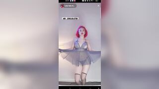 Em gái mặc bikini nhảy TikTok hấp dẫn