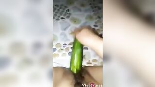 Nứng lồn gái xinh thủ dâm bằng quả dưa leo