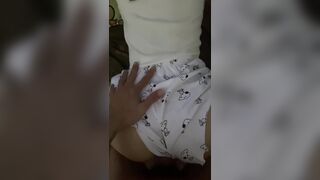 bé học sinh lớp 12 cạnh nhà gấp quá không cả kịp cởi đồ