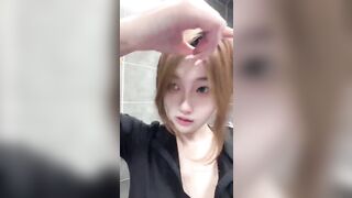 Gái xinh show hàng nơi public
