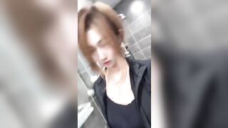 Gái xinh show hàng nơi public