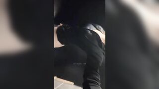 Gái xinh show hàng nơi public