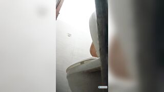 Đặt cam quay lén bé em họ lồn nhiều lông thay đồ trong nhà vệ sinh