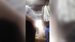 E học sinh vừa đi học về đã vội quay video thay đồ để cho b trai xem