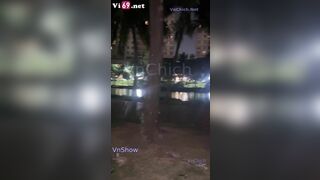 Giữa công viên mà em sinh viên xinh xắn cởi quần anh bú cu như chỗ không người 2