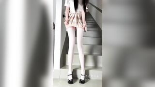 gái xinh nứng lồn thủ dâm ở cầu thang chảy nước