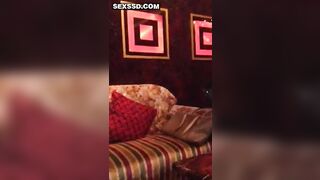 Em gái tay vịn quán bar lột đồ nhún trên người khách