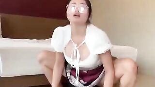 Gái xinh đeo kính cận mặt dâm cưỡi cặc dâm đãng kích thích