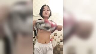 Em gái mới lớn nhét bàn chải đánh răng vào lỗ đít 2