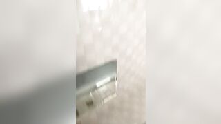 Em gái mới lớn nhét bàn chải đánh răng vào lỗ đít 2
