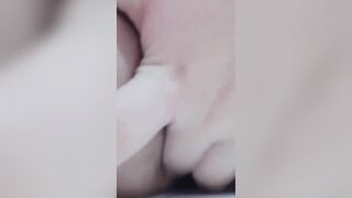 Bé Bưởi múp trốn trong nhà vệ sinh móc bướm