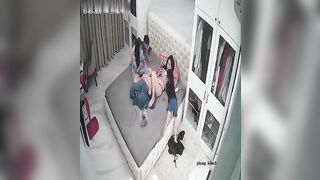Bà dì khát tình mặc đồ hở hang trước mặt cháu, còn kêu cháu úp tay đo mu lồn của mình