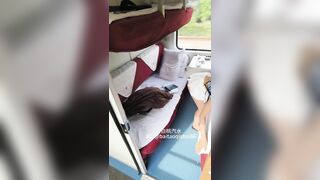 cô bé dâm loàn gạ trai chịch trên tàu hỏa