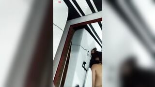 Cởi bao xuất trong lồn đứa bạn thân