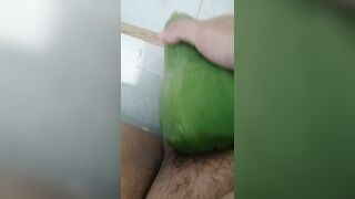Nứng quá lấy trái đu đủ vào sục