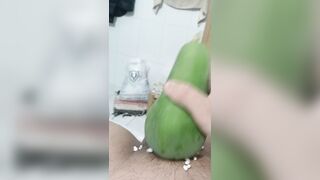 Nứng quá lấy trái đu đủ vào sục