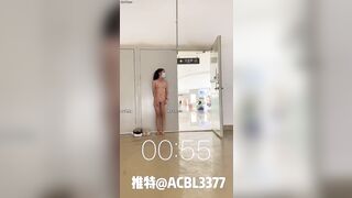 Thử thách lột đồ ở trung tâm thương mại đông người