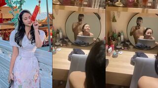 Em đang trang điểm mà anh cũng kéo quần ra đụ