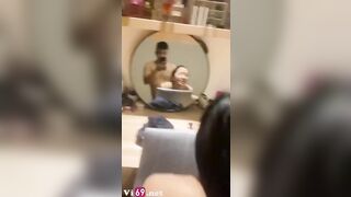 Em đang trang điểm mà anh cũng kéo quần ra đụ