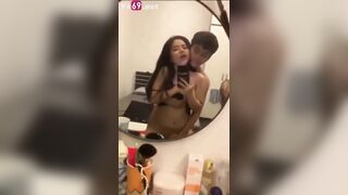 Chơi em tại bàn trang điểm, em có mỏi chân không