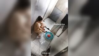 Quay lén chị hàng xóm tắm bắt gặp chị thủ dâm lúc tắm