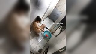 Quay lén chị hàng xóm tắm bắt gặp chị thủ dâm lúc tắm