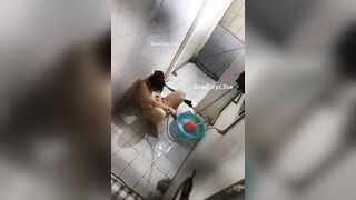 Quay lén chị hàng xóm tắm bắt gặp chị thủ dâm lúc tắm
