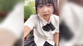 Em học sinh chubby ra công viên thủ dâm vú to lồn múp