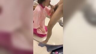 Học viên đoàn múa mê mẩn con cu bự chồng cô giáo liền quỳ bú cu gạ gẫm địt ko bao
