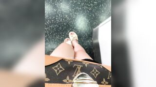 Sex Công Cộng Trong Wc Metro Của 2 Em Hot Girl